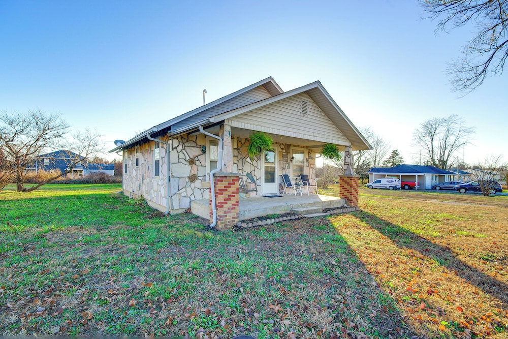 2 Mi to Stockton Lake: Family Home w/ Grill