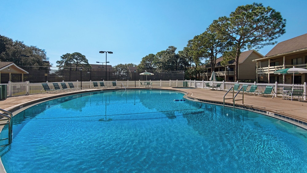 Sleeps 8 w/ Resort Pools, Tennis, Golf & Beach Access + Attraction Tickets!