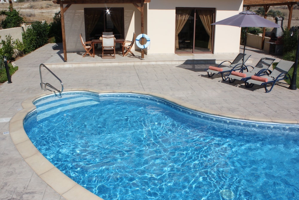 Seaside 2-bedroom Villa With Private Pool, Garden & Wifi Your Perfect Escape!