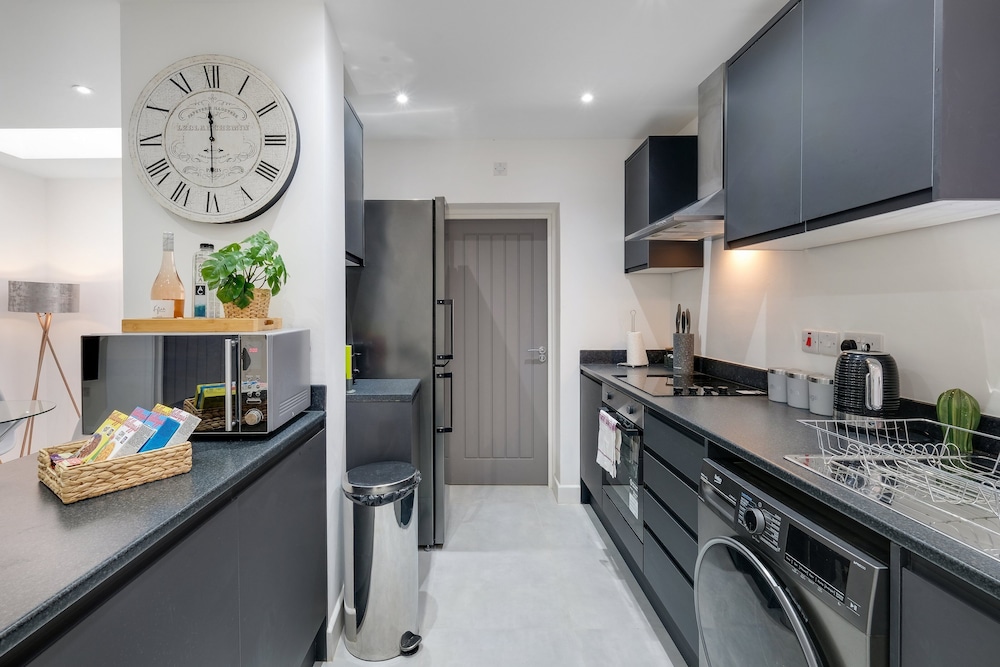 Newly Converted 2BDR 1BA APT in Hounslow