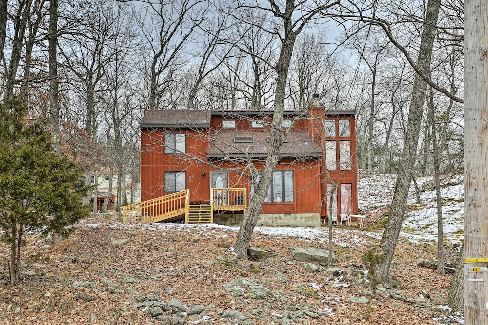 Fire Pit & Gas Grill: Charming Poconos Abode! view 5