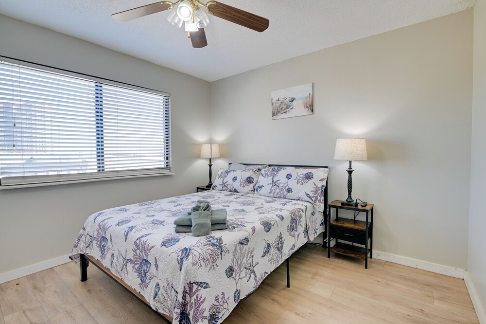 Walk to Beach + Pier: Myrtle Beach Getaway w/ Deck
