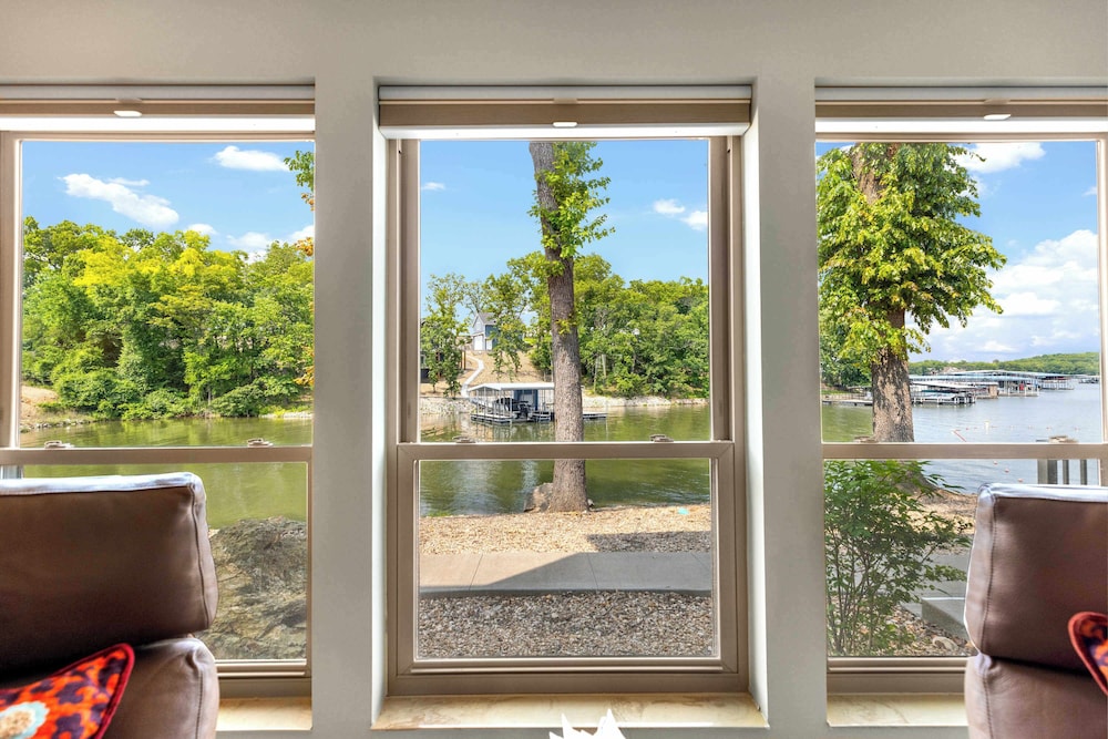 Carefree Tranquility at the Lake Waterfront Stay for 4 With Resort Amenities