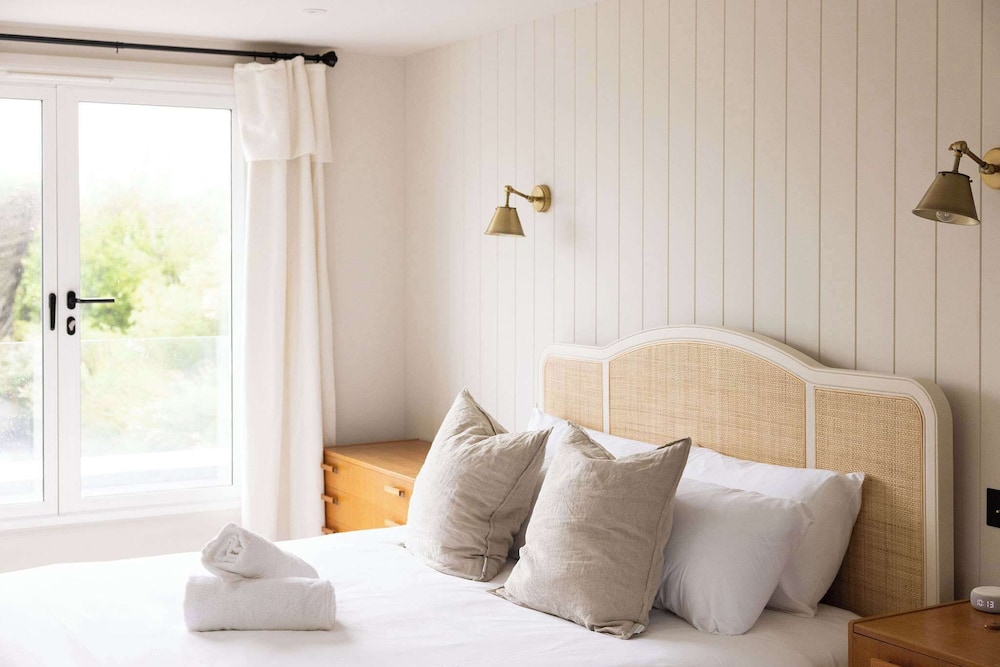 Newly Renovated Beachside Retreat for 10