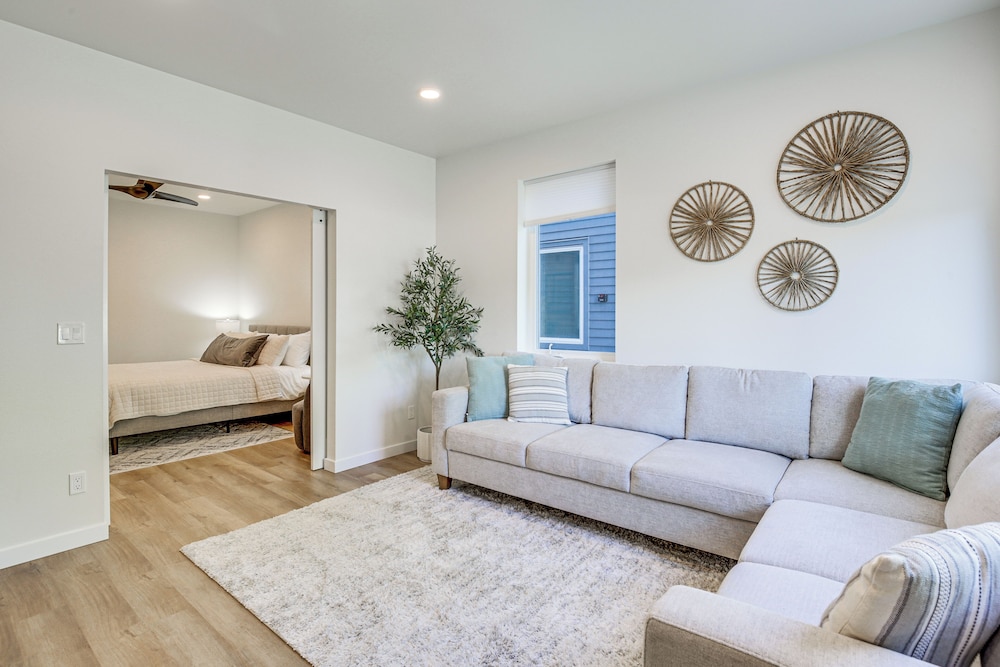Walk to Beaches: Modern Townhome in Lincoln City!