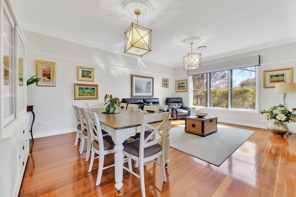 Expansive Toowoomba Retreat With Garden BBQ