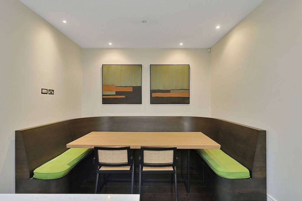 Luxe Home With Cinema Room - South Kensington