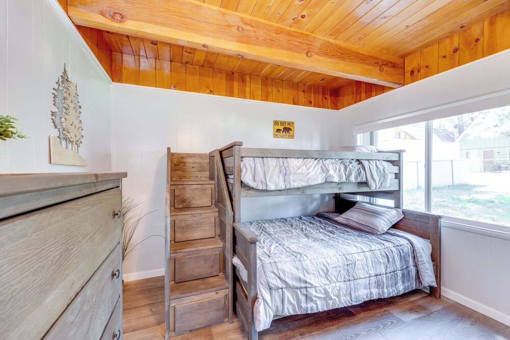 2 Mi to Trails: Modern Mountain Condo in Big Bear