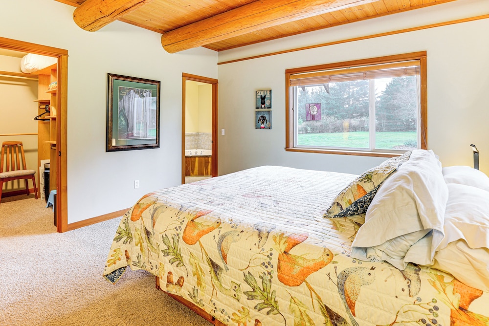11 Mi to Olympic NP: Port Angeles Retreat w/ Deck