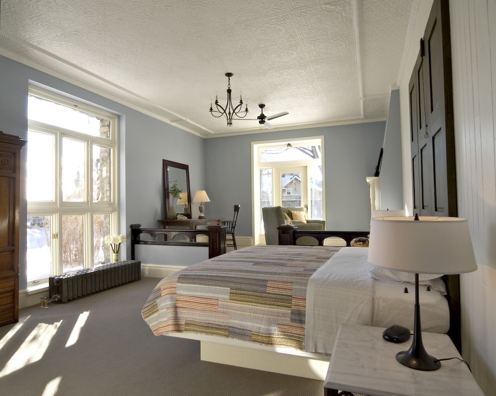 Frontenac Club Inn - Image 2