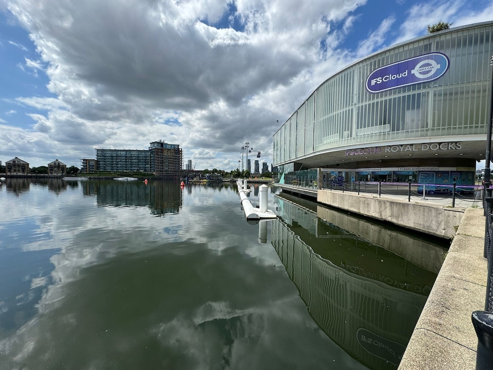 Luxury Loft Style 2 Bed Apartment Next to Excel/o2