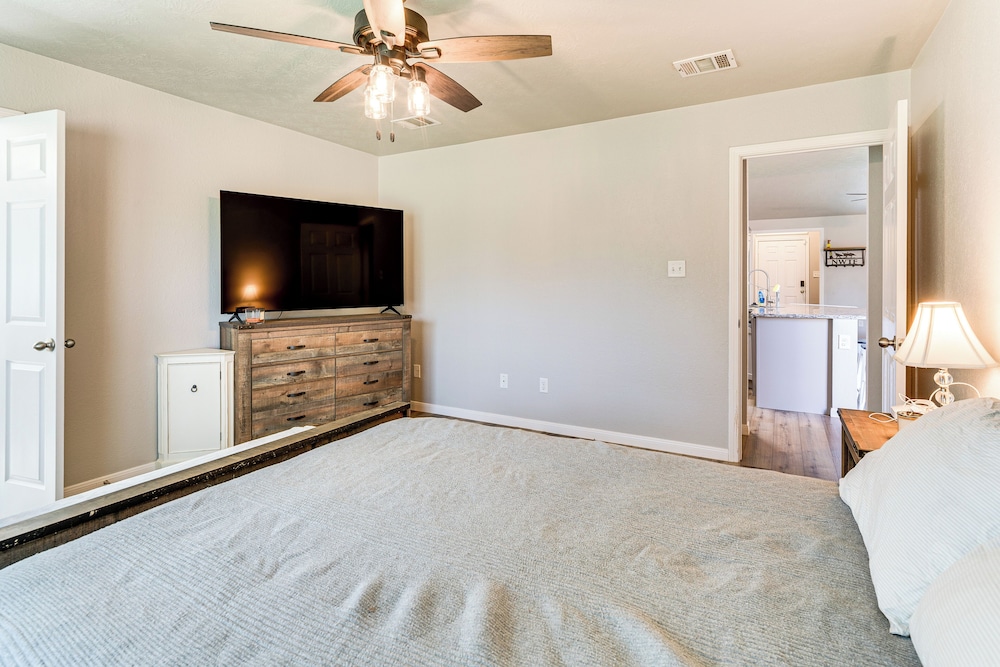 9 Mi to College Station: Dog-friendly Home w/ Yard