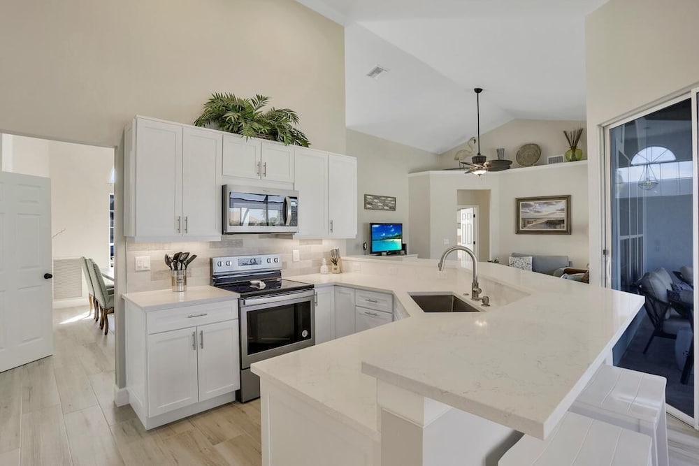 Lovely Pet-friendly Waterfront Home With Pool and Dock view 4