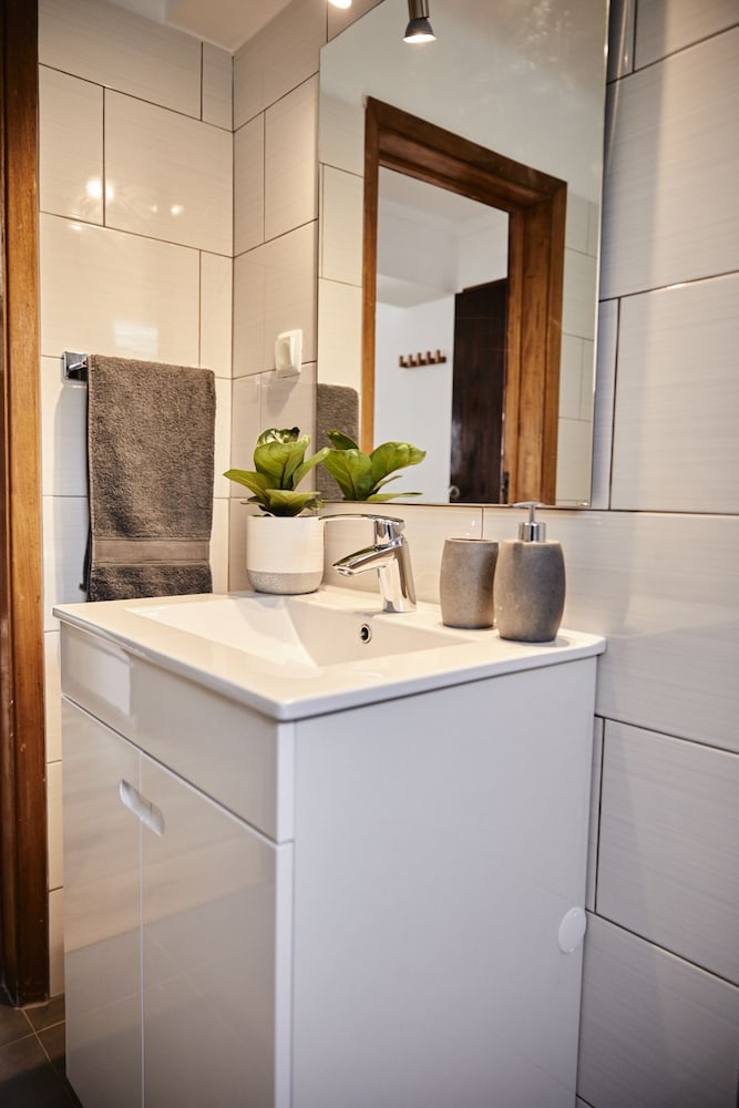 Two Bedroom Self Contained House en Cascais — bathroom