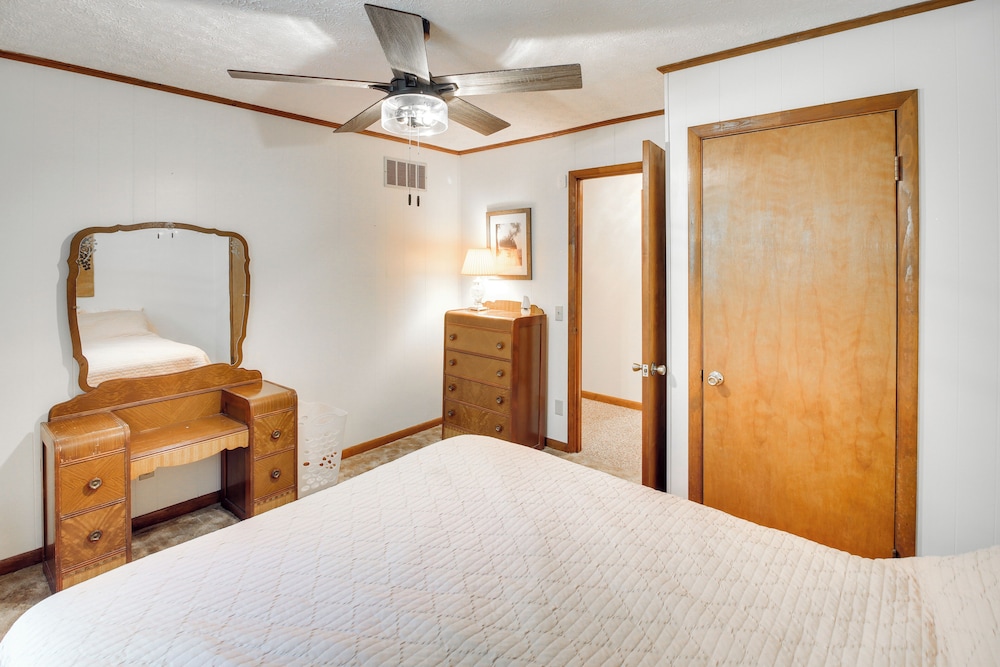 Family Home w/ Game Room! 1 Mi to Dale Hollow Lake