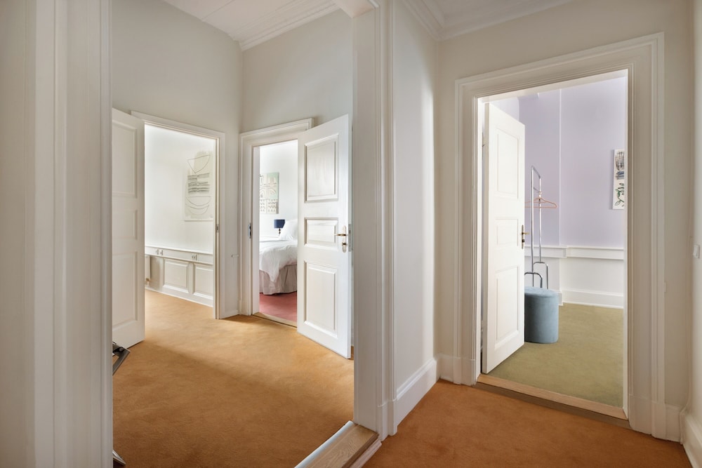 Royal Neighbors - 4 bedrooms - 2 bathrooms