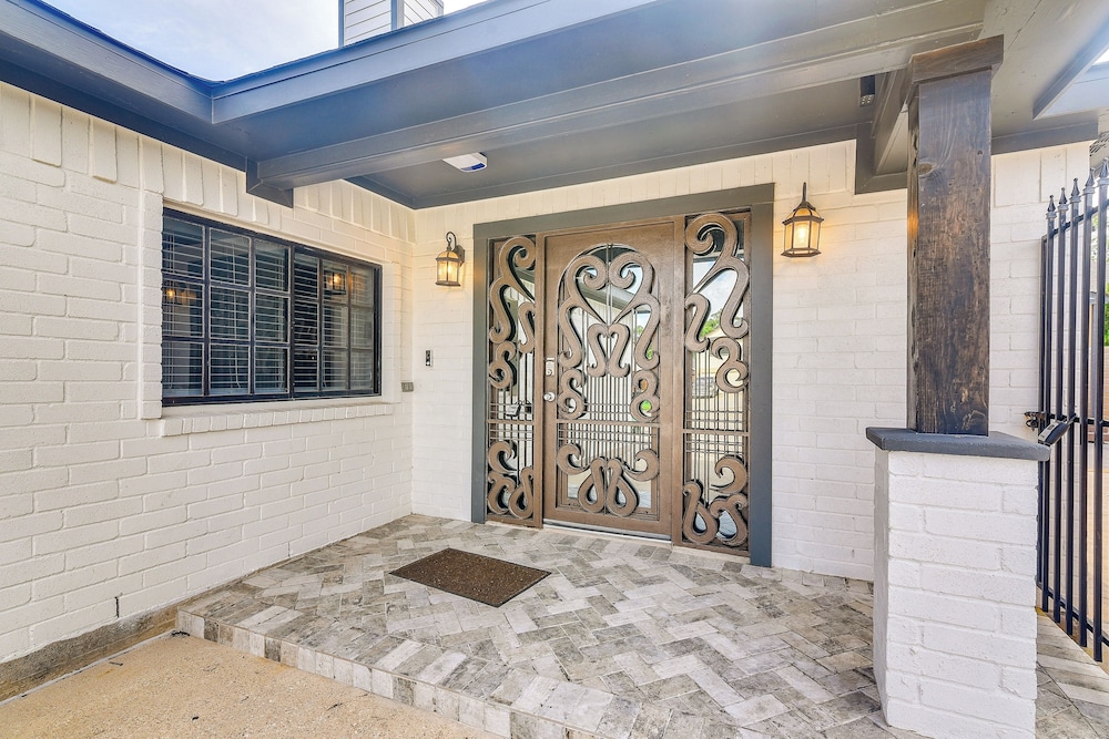 11 Mi to Dtwn: Family Home in Houston!