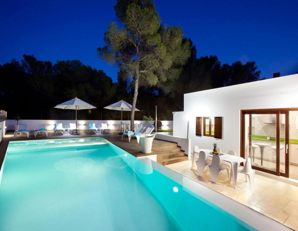 Beachfront Villa With Saltwater Pool