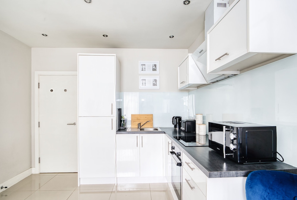 Spacious 1 Bedroom Near Hospital