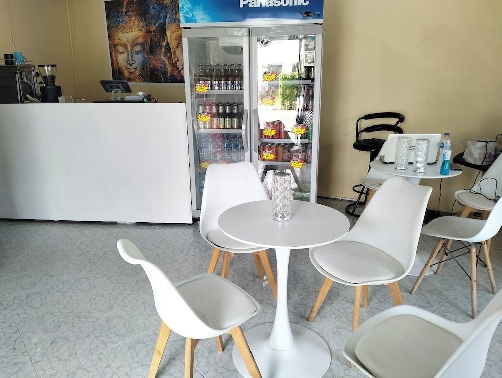 ISLAND HOPPERZ HOSTEL CAFE WORKSPACE BUD