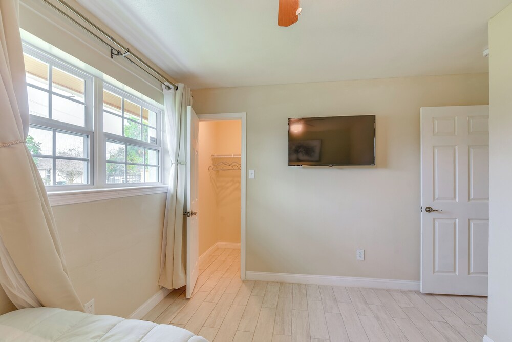 4 Mi to NRG Stadium: Quiet Home w/ Fenced Yard!