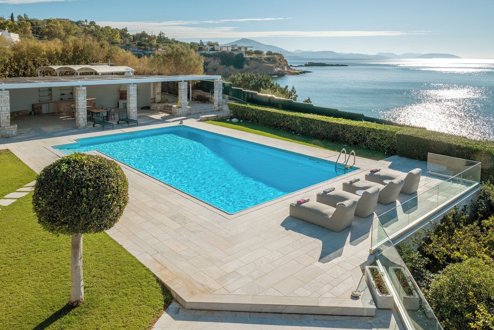 Paradise Beachfront Villa Athenian