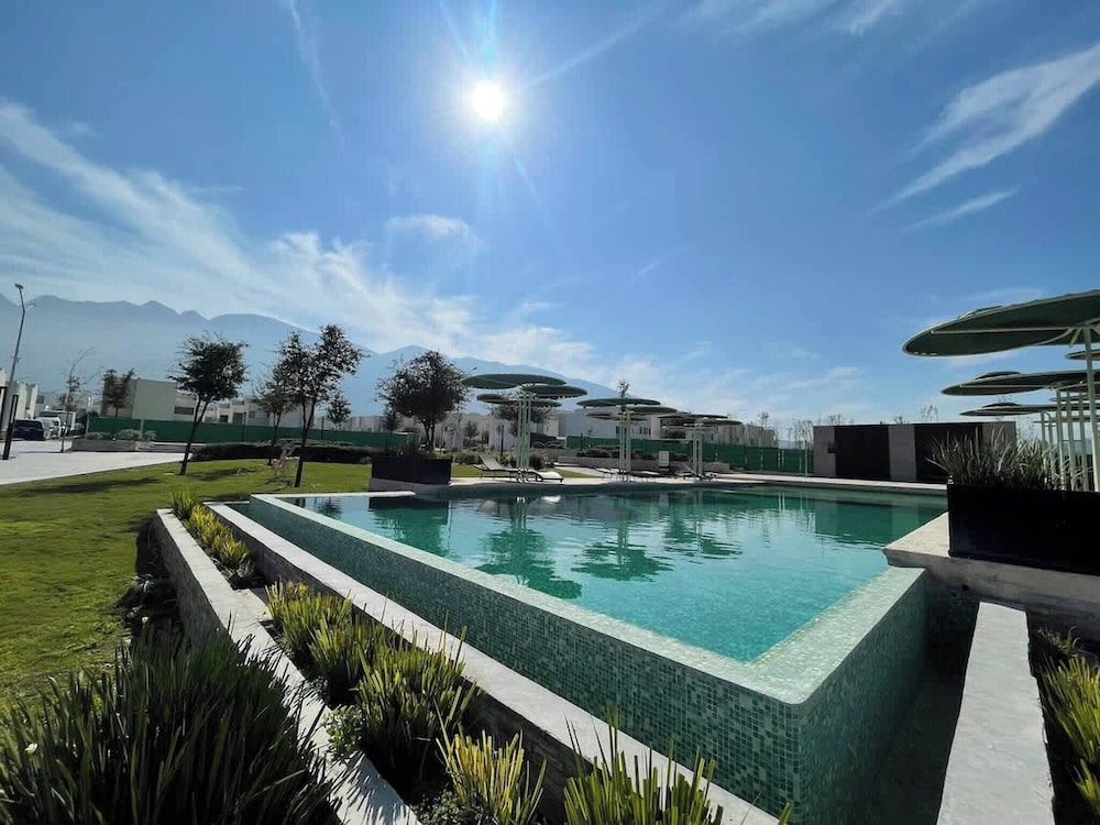 Modern Home With Pool, Garden & 24 7 Security
