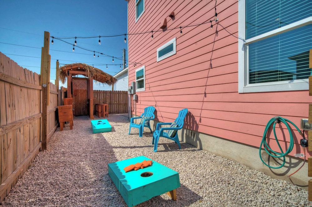Sleeps 24, 2 Homes Pool, Backyard Tiki Bar, Fire Pit, Cornhole Walk to Beach