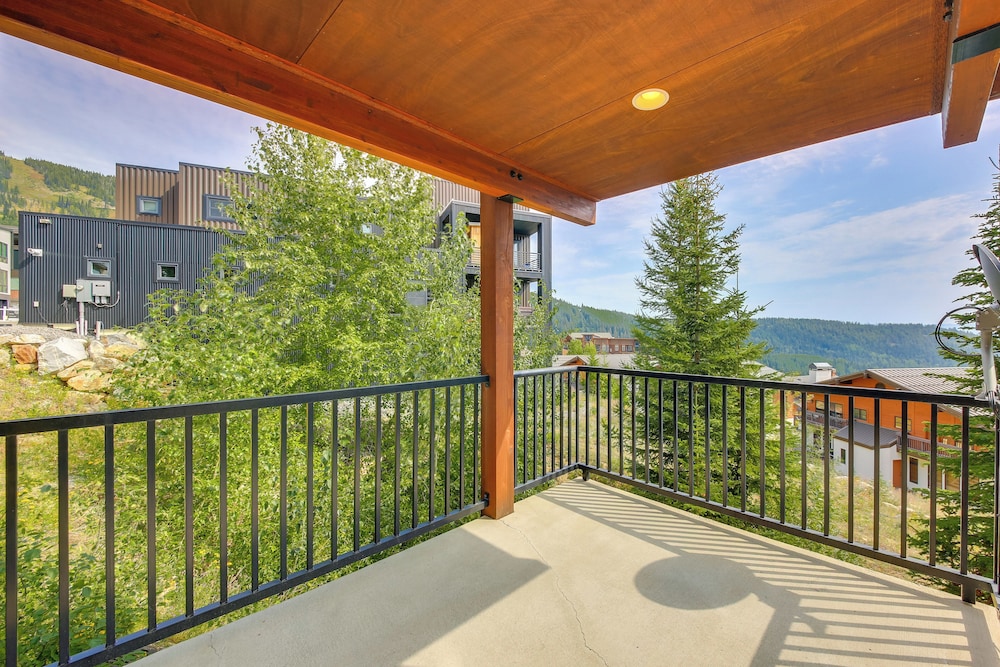 Walk to Schweitzer Village: Mountain-view Home