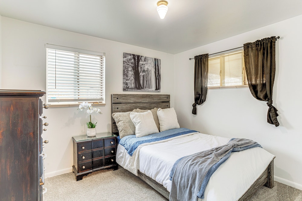 7 Mi to Dtwn Denver: Home w/ Large Yard!
