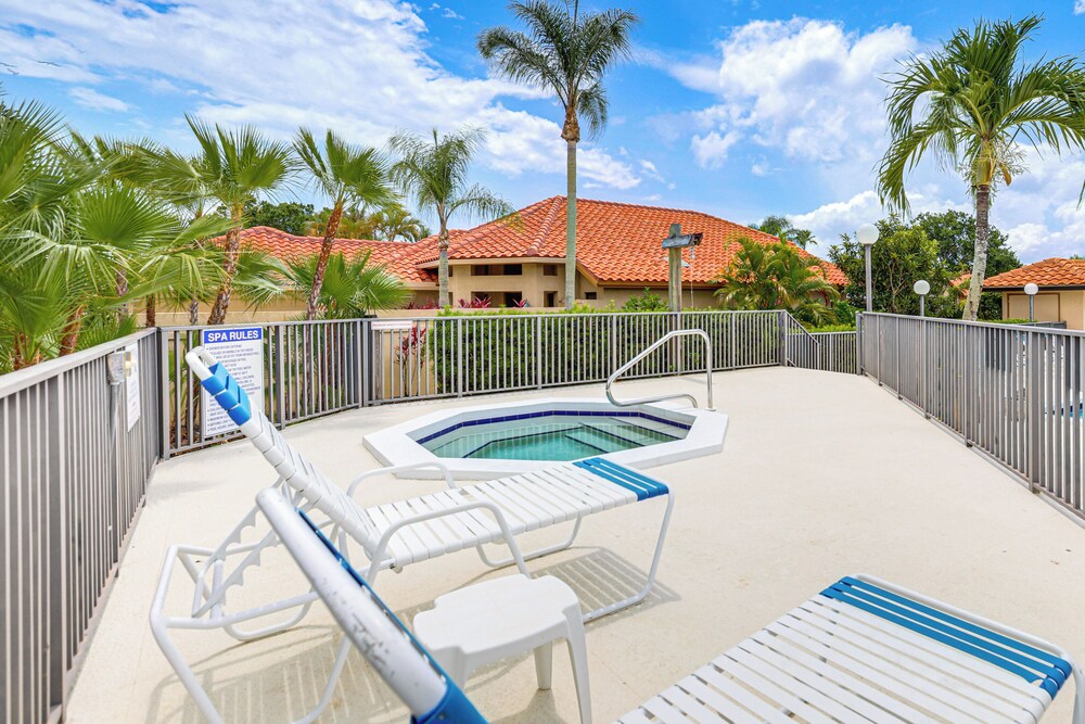 8 Mi to Stuart Beach: Home w/ Pool Access!