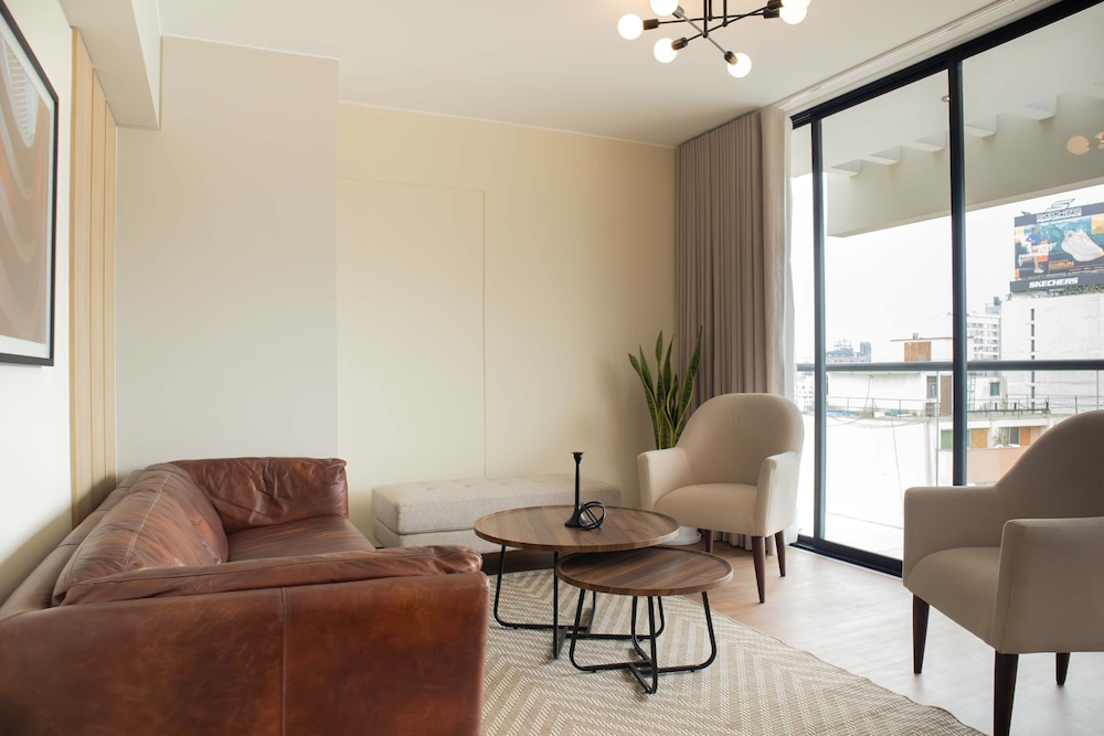 w Modern 3BR w Balcony Near Kennedy Park