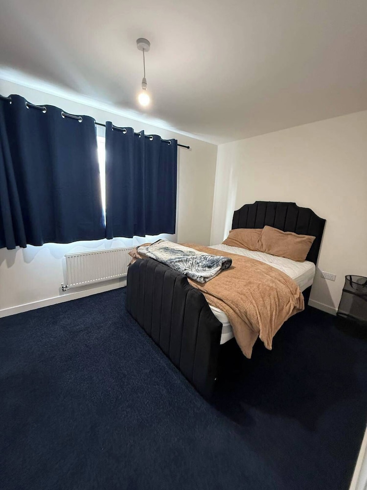 Central 2 Bed Home - Parking, Ev Point, Garden