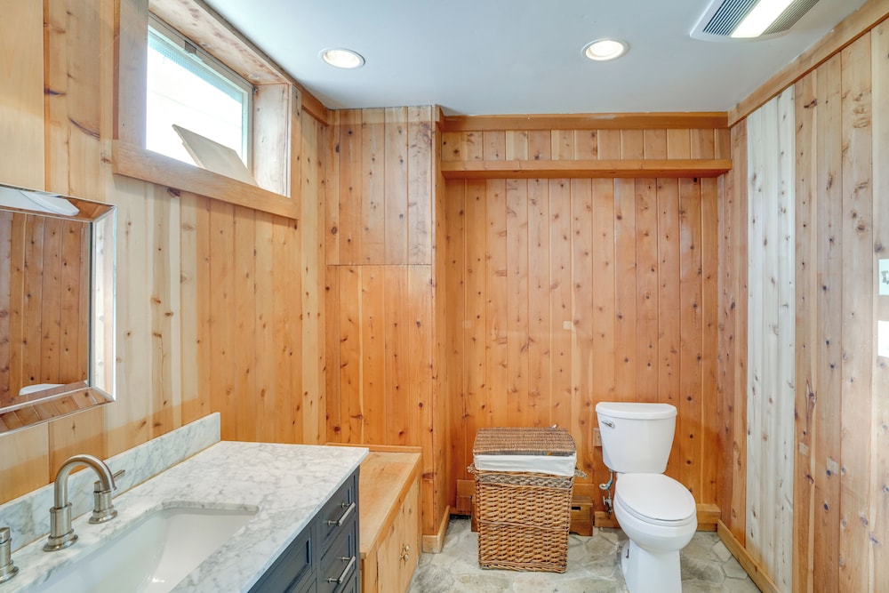 3 Mi to Colgate Lake: Mtn-view Home, Deck + Grill!