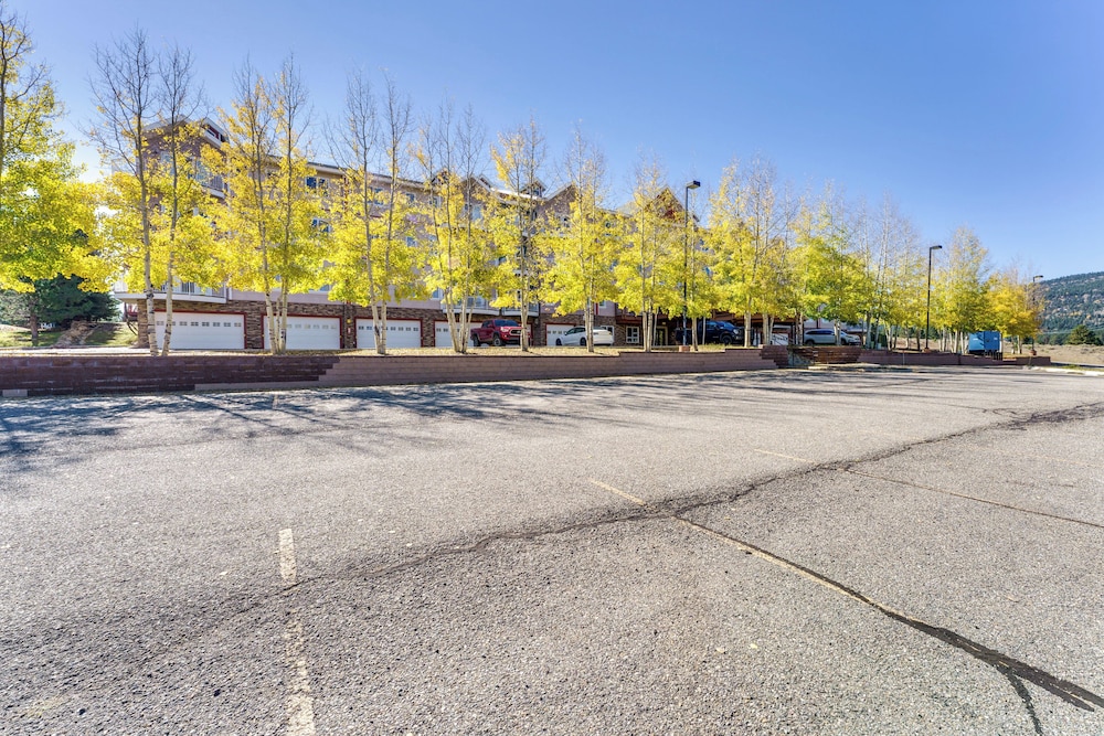 Condo w/ Balcony > 2 Mi to Angel Fire Resort! view 4