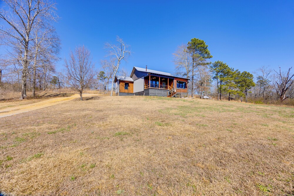 Peaceful Cabin w/ Mtn Views & Grill in Altoona!