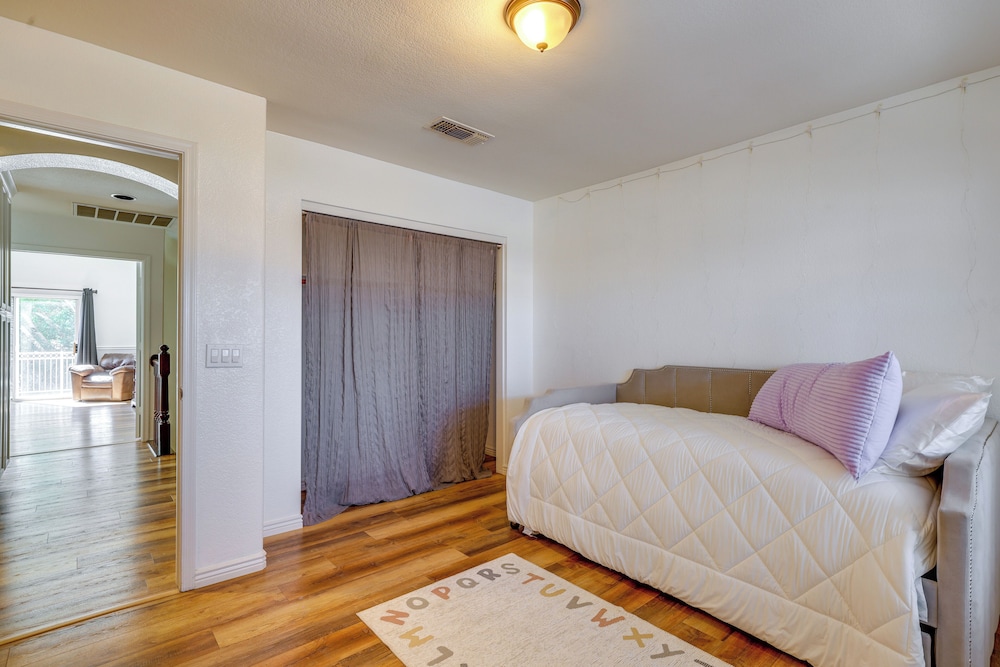 3 Mi to Granite Reef: Spacious Retreat w/ Pool