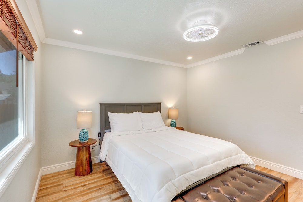 Near Slopes & Shores: Pet-friendly Sugarloaf Gem