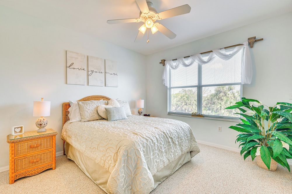 Sleek Naples Condo w/ Balcony: Snowbirds Welcome!