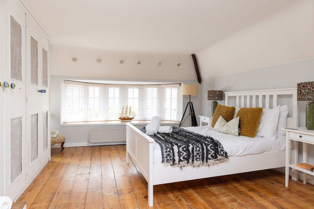 Cosy Character Cottage by the Sea
