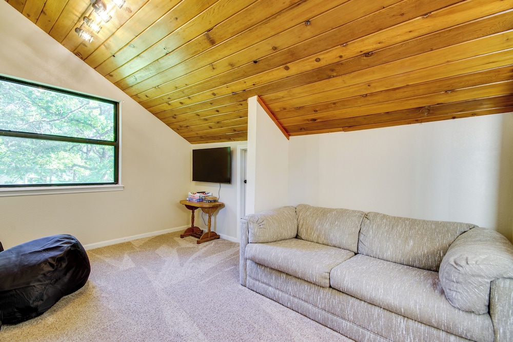 Walk to Pomme de Terre Lake: Pet-friendly Escape