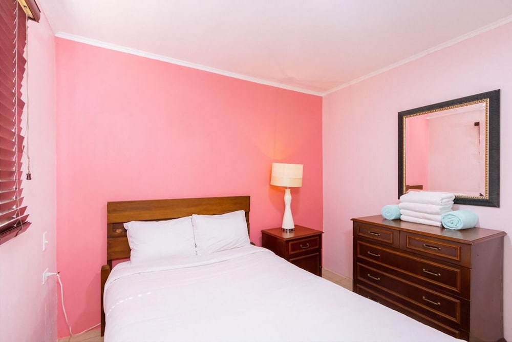 Amazing 2BR 1BA w Pool Close to the Beach BBQ