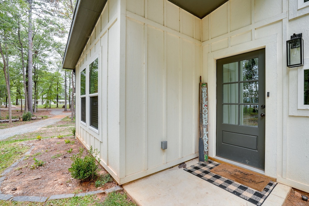 Lakefront Texas Abode w/ Kayaks, Fire Pit  Patio! - Property Image 5