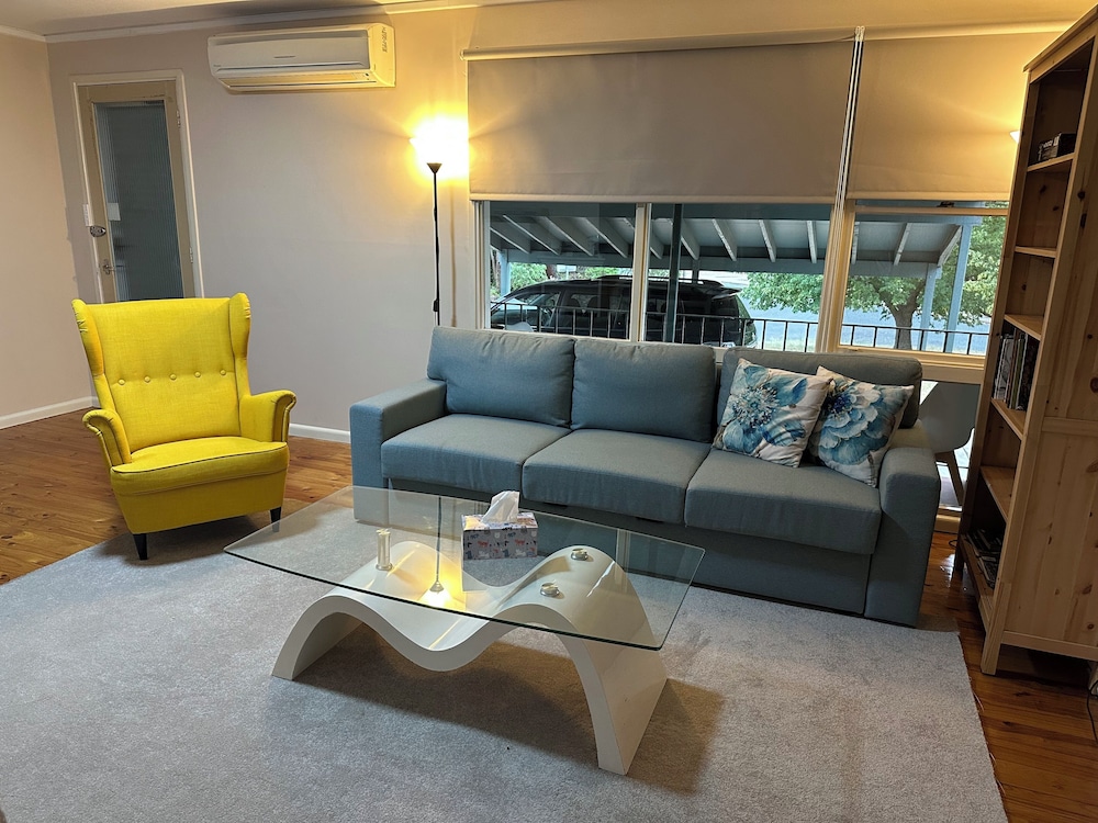 Charming 3 Bedroom Home in Garran, Perfect for Families and Groups