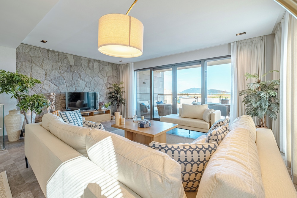 3-Bedroom Beachfront Villa with Hotel Amenities