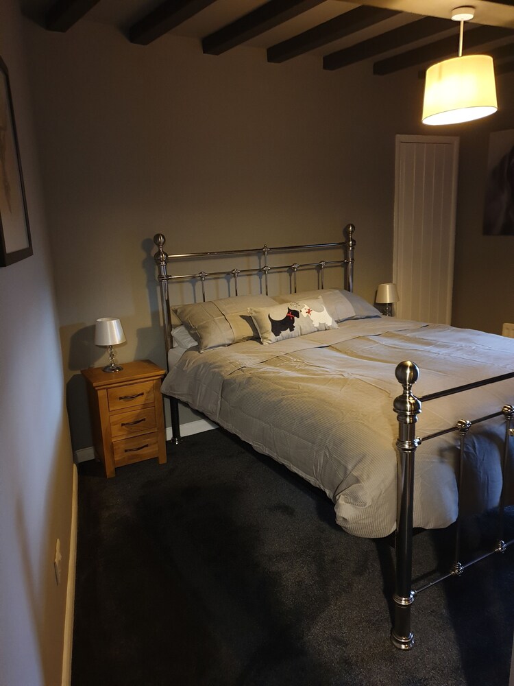 Lovely 4 bed House Sleeping 8 Near Ashbourne view 4