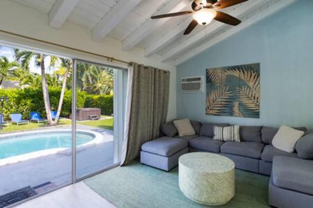 437 NE 107th Pool Hot Tub Patio 5 Bedrooms 3 Baths Parking