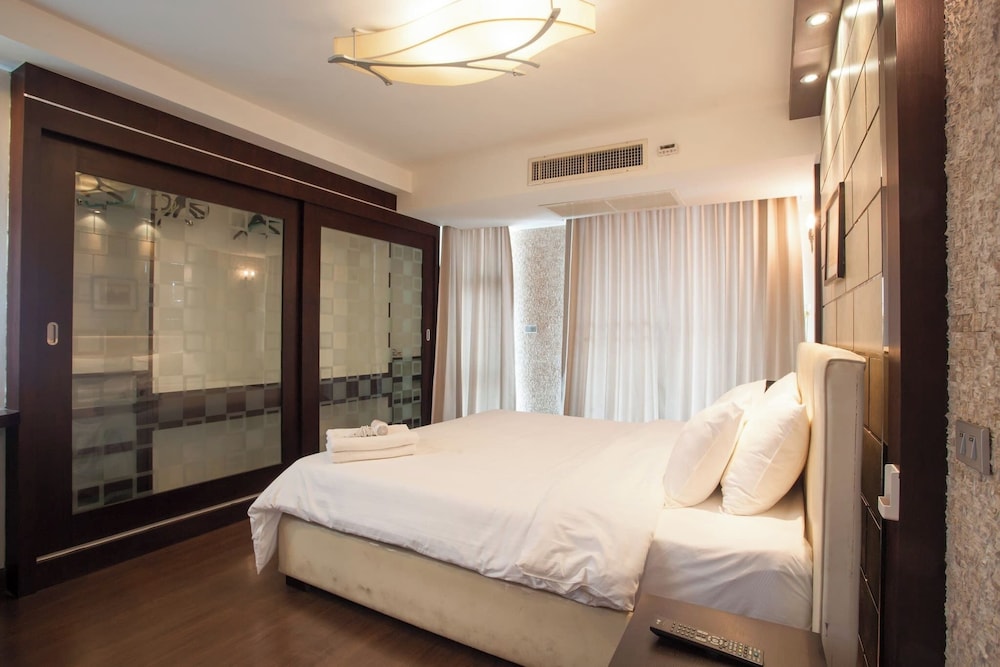 7C - 2 Bedroom Downtown Apartment With Shared Pool
