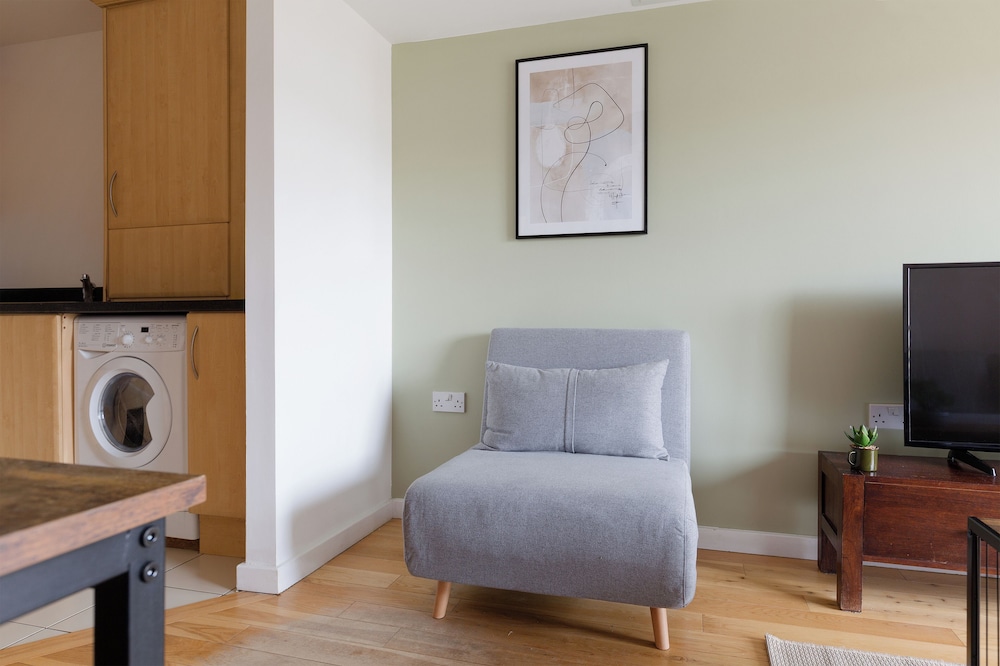 Beautiful Bow Apartment