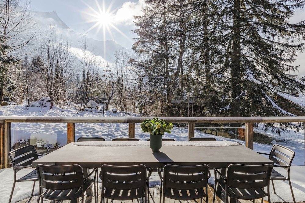 Chalet Black Squirrel Luxury Retreat With hot tub Sauna